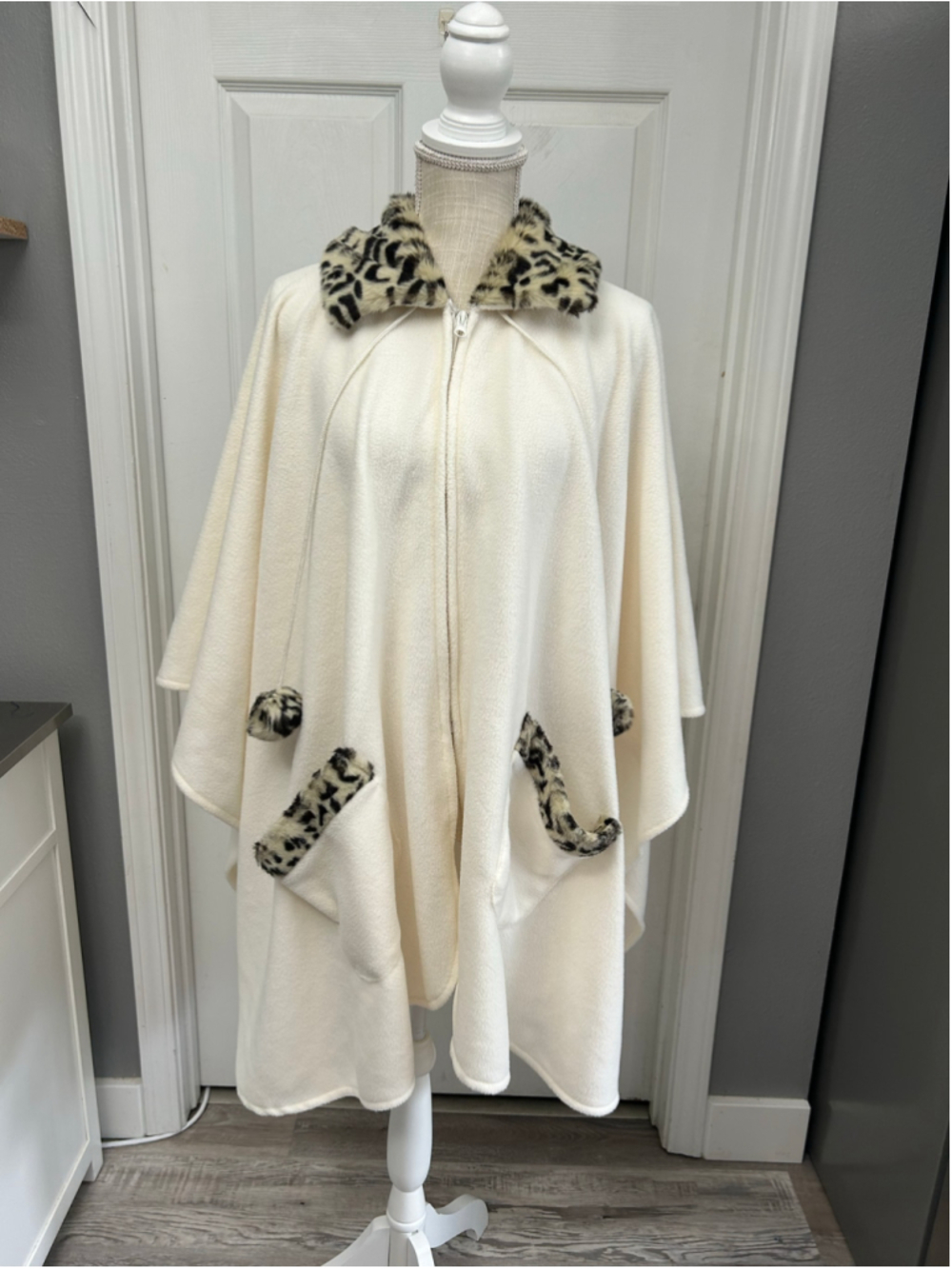 Womans Le Moda leopard and cream winter poncho one size